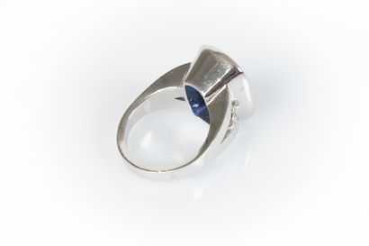 Bague en or blanc sertie d'un important saphir...