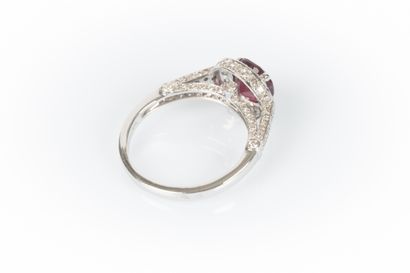 Bague en or gris sertie d'un rubis rond pesant...