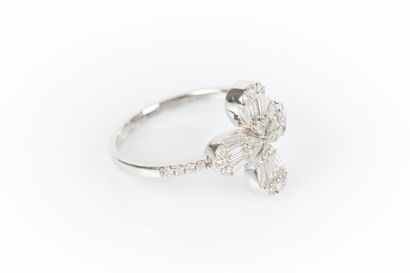 Bague trèfle à 4 feuilles en or gris sertie...