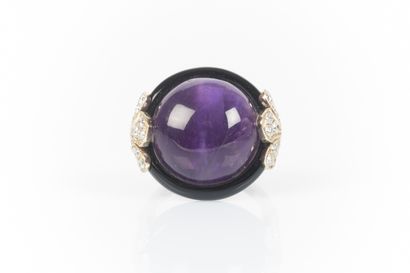 Bague en or sertie d'une améthyste ronde...