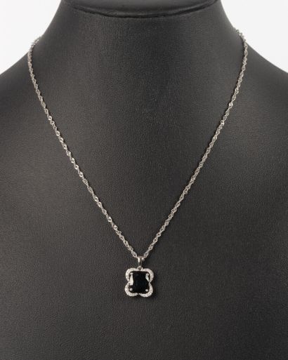 Pendentif en or blanc serti d'un saphir ovale...