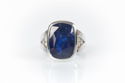 Bague en or blanc sertie d'un important saphir...