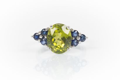 Bague en or blanc sertie d'un péridot ovale...