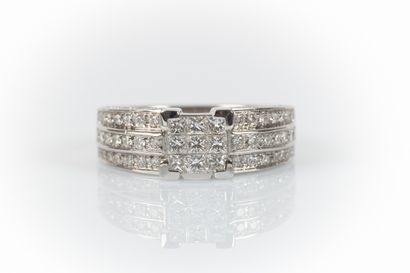 White gold ring set in its center with 9...