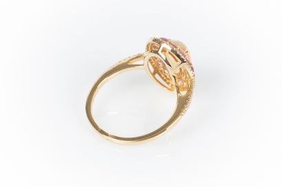 Bague en or jaune sertie d'une opale ovale...
