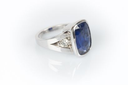 Bague en or blanc sertie d'un important saphir...