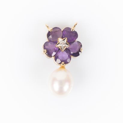 Yellow gold pendant adorned with a Baroque-style...