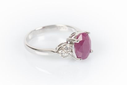 Bague en or blanc sertie d'un rubis ovale...