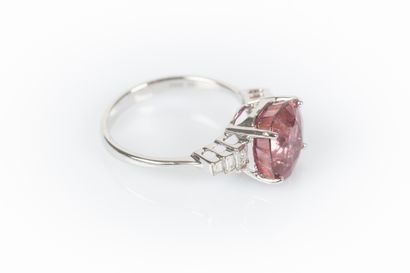 White gold ring set with a cushion-shaped...