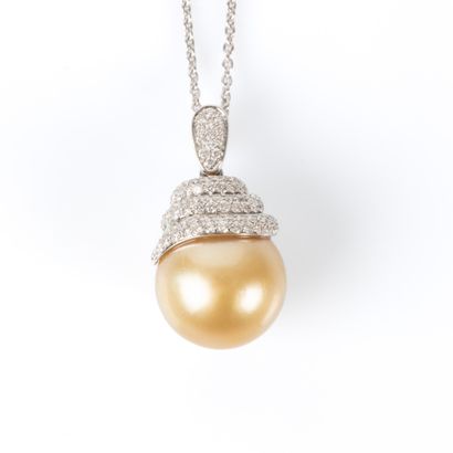 Pendentif en or blanc soutenant une importante...