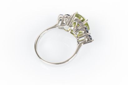 Bague en or blanc sertie d'un péridot ovale...