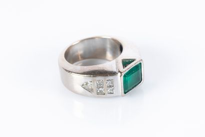 Bague en or gris sertie d'une émeraude rectangulaire...