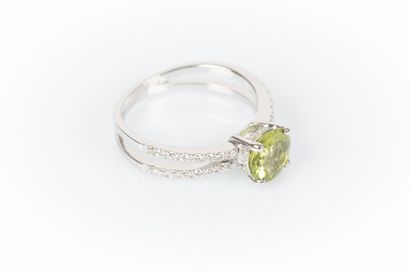 Bague en or blanc sertie d'un péridot pesant...
