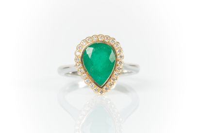 Two-tone gold ring set with a natural Colombian...