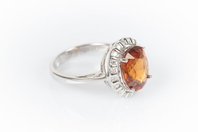 Bague en or gris sertie d'un grenat spessartite...