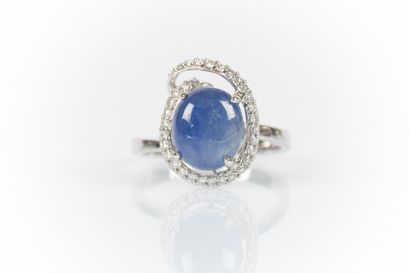 Bague en or gris sertie d'un saphir ovale...