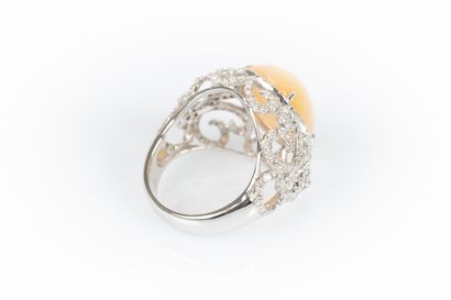 Large white gold ring set with an oval cabochon...