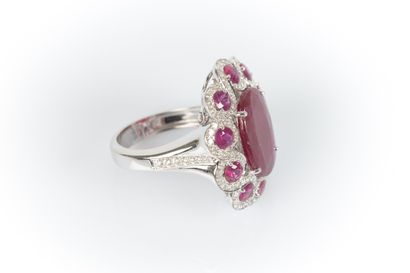 Important white gold ring set with a natural...