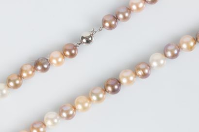 Necklace of natural cultured pearls, diam....