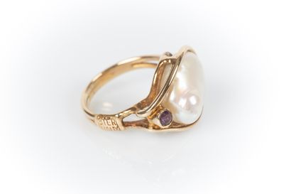 BIERNAUX. Yellow gold ring set with a large...