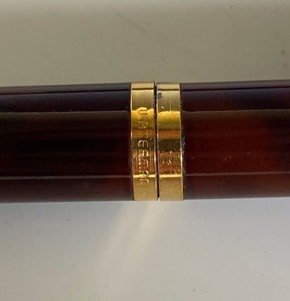WATERMAN. Parure de stylos en métal doré...