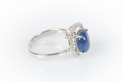 Bague en or gris sertie d'un saphir ovale...