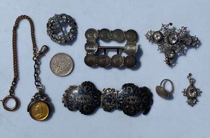 Ensemble de bijoux anciens:
- boucle de manteau...