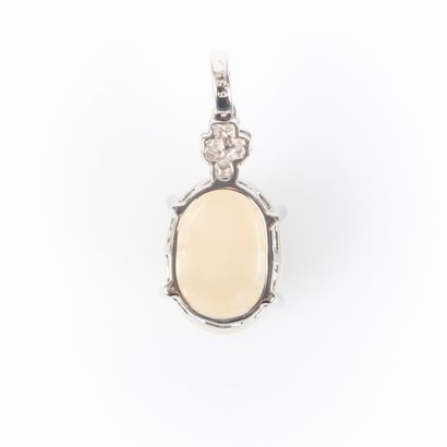 White gold pendant set with an oval cabochon...