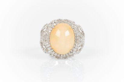 Large white gold ring set with an oval cabochon...