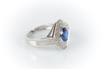 Bague en or blanc, forme octogonale ornée...