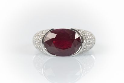 Jonc-type ring in white gold set with a natural...