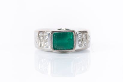 Bague en or gris sertie d'une émeraude rectangulaire...