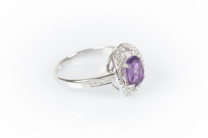 Bague or blanc sertie d'une améthyste ovale...