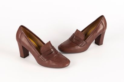 INES DE LA FRESSANGE. Pair of brown leather...