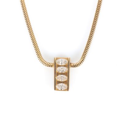 Gold necklace, the tubogas chain holding...