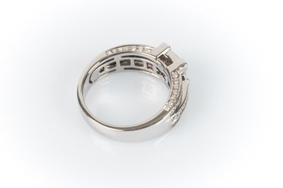 White gold ring set in its center with 9...
