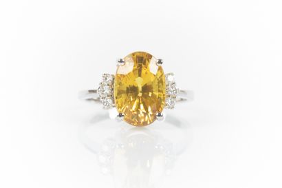 Bague en or blanc sertie d'un saphir jaune...