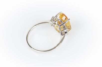 Bague en or blanc sertie d'un saphir jaune...