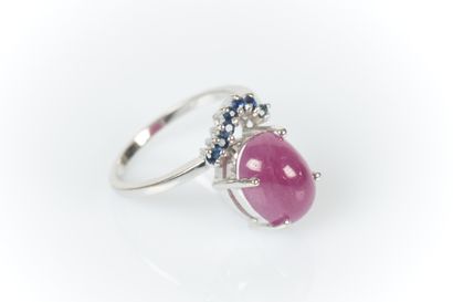 White gold ring centered with an oval cabochon...