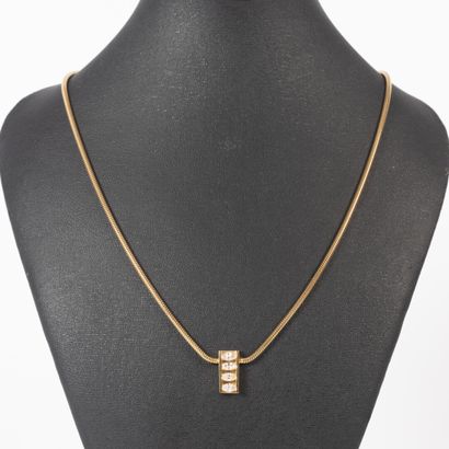 Gold necklace, the tubogas chain holding...