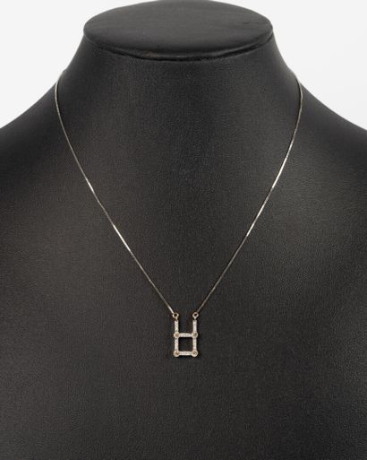 Pendentif en or blanc sur sa chaîne, motif...