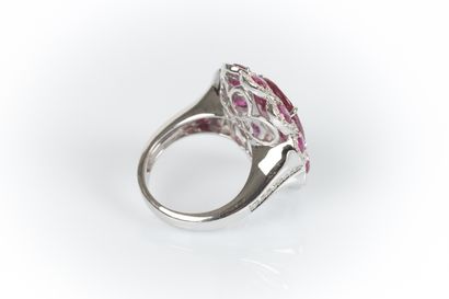 Important white gold ring set with a natural...