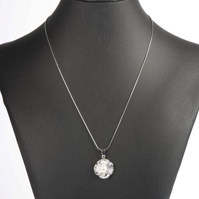 Flower pendant with 7 mm natural cultured...