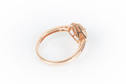 Rose gold ring set with 7 modern-cut round...