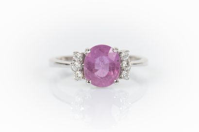 White gold ring set with an oval pink sapphire...