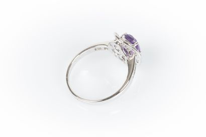 Bague or blanc sertie d'une améthyste ovale...