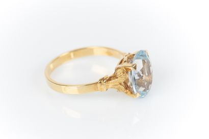 Bague or jaune centrée 4 griffes d'une aigue...