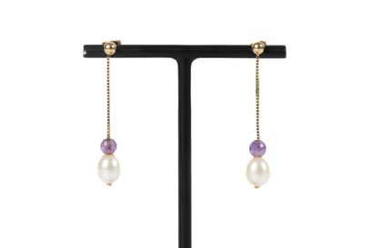 Paire de clous d'oreilles en or retenant...