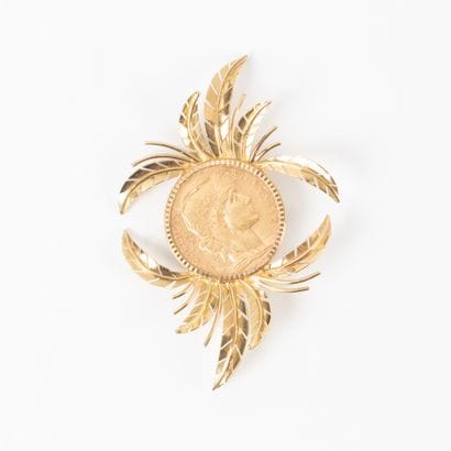 Broche en or à décor feuillagé, sertie d'une...