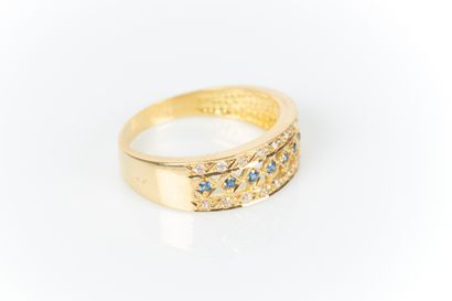 Bague en or ajourée sertie de 7 saphirs dans...